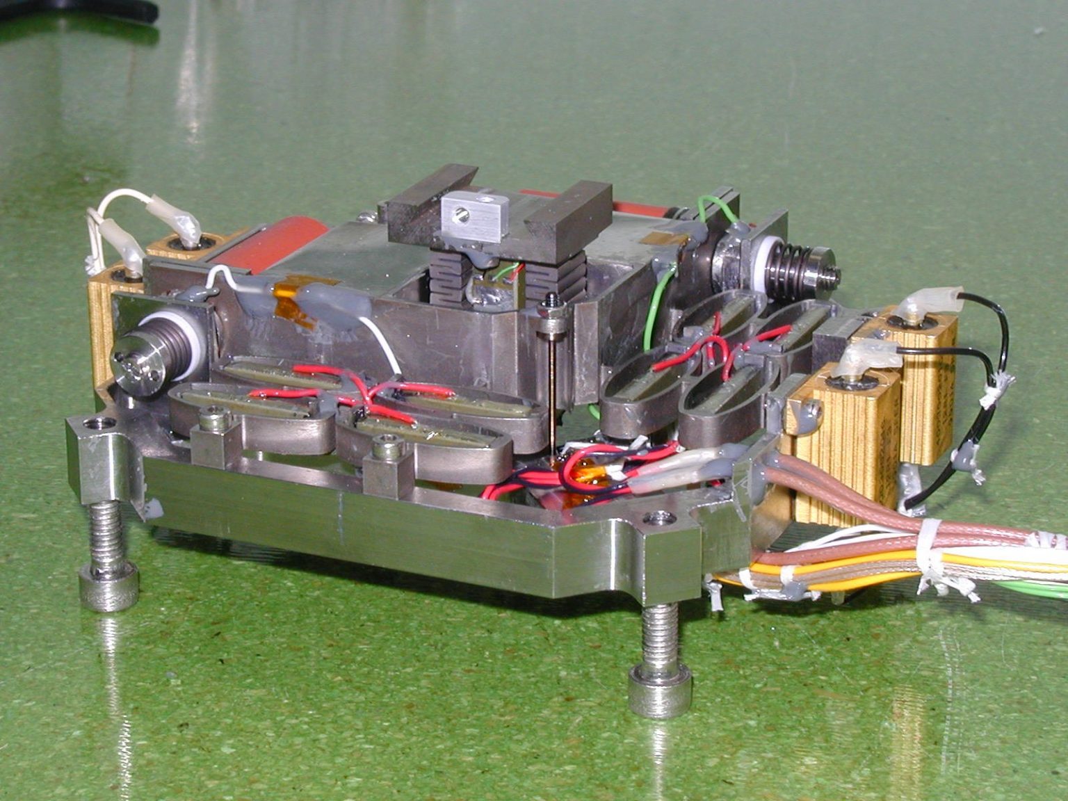 Design and evaluation of a piezo xy stage Cedrat technologies